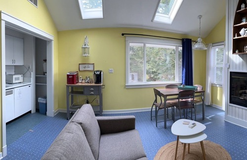 New Buffalo House | Snug Harbor Suite - King with Jacuzzi