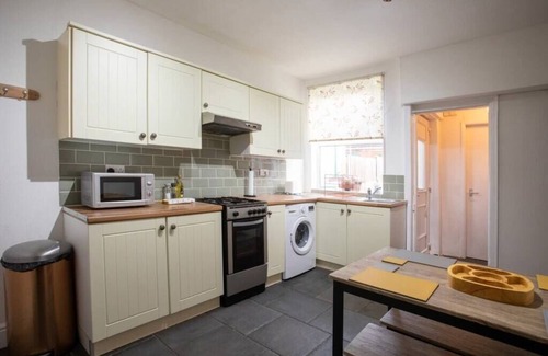 Lincoln House | 🏡 Snug Home in City Centre 🛍️✨ | Free Parking 🚗