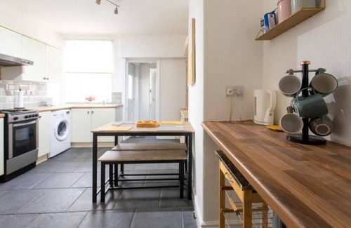 Lincoln House | 🏡 Snug Home in City Centre 🛍️✨ | Free Parking 🚗
