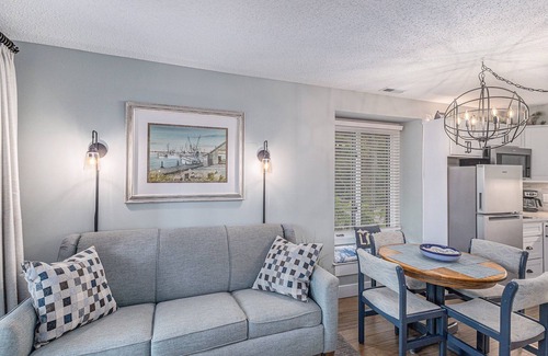 Acme Condo | 🏖️ Snug Lake View Condo @ The Shores | Beach Views + Deck + Champagne Welcome ➠ 5689