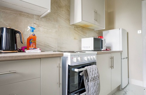 Paisley Apartment | Snug Modern Apartment in Paisley