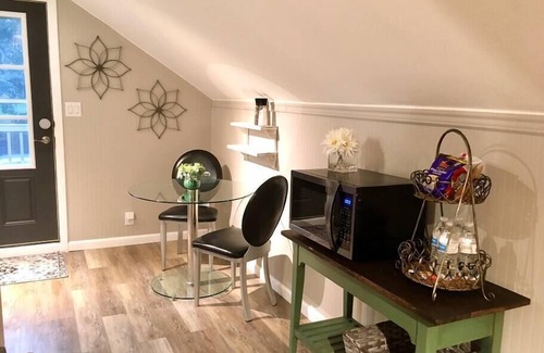 Long View Apartment | Snug Studio Retreat- Near to Aviation museum and Highway