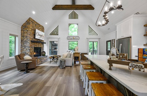 Broken Bow Cabin | SNUGGLE S'more – Jackpot! Romantic Getaway Near Casino & Lake! Sleeps 4!