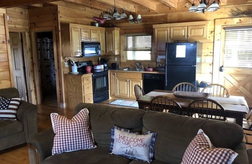 Spencer Cabin | Snuggle up in our 2/2 cozy cabin w/hot tub. The perfect Fall getaway! n