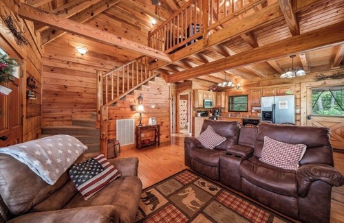 Spencer Cabin | Snuggle up in our 2/2 cozy cabin w/hot tub. The perfect Fall getaway! n