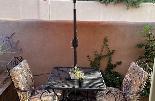 South Capitol Condo | So. Capitol area quaint casita! Walk to Railyard & Plaza