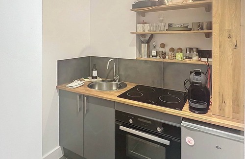 Reims City Centre Apartment | So Guest - Nail in the Iron, modern suite near the cathedral