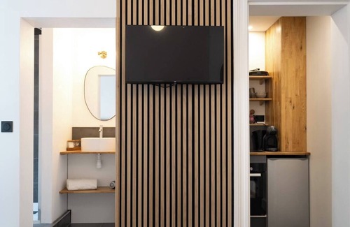 Reims City Centre Apartment | So Guest - Nail in the Iron, modern suite near the cathedral