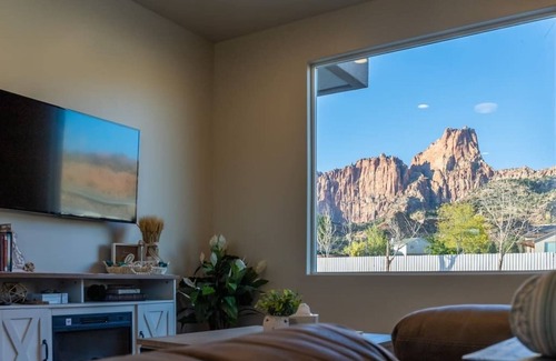 Hildale House | So Zion Coral Cliffs, 4Bed, 3Bath, Hot Tub, Deck, Fire Pits, Mountain View
