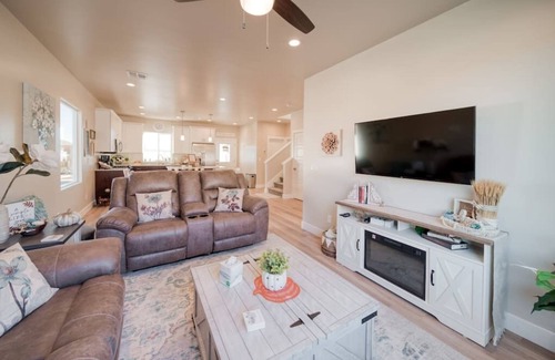 Hildale House | So Zion Coral Cliffs, 4Bed, 3Bath, Hot Tub, Deck, Fire Pits, Mountain View