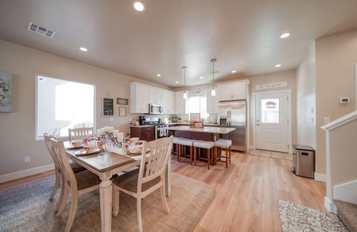 Hildale House | So Zion Coral Cliffs, 4Bed, 3Bath, Hot Tub, Deck, Fire Pits, Mountain View