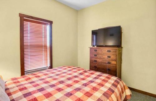 Snowshoe Apartment | Soaring Eagle 412 Next To Slopes Easy Covered Parking WiFi Fireplace