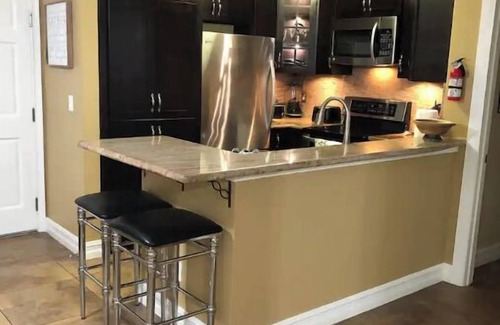 Paramount Condo | SoCal Condo with Pool and Jacuzzi