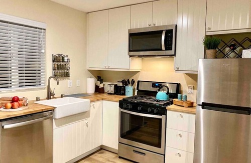 North Central House | SoCal Daze, a Cozy Bungalow + Parking, Patio, BBQ