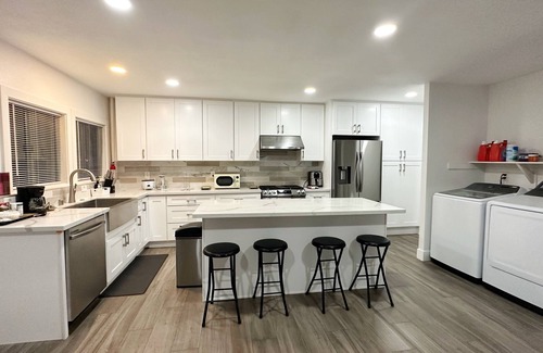 Santa Ana House | SoCal Disney Vacation home, 10 mins to Disney , SNA, Beaches. 3BR 2 BATH