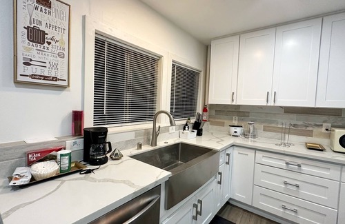Santa Ana House | SoCal Disney Vacation home, 10 mins to Disney , SNA, Beaches. 3BR 2 BATH
