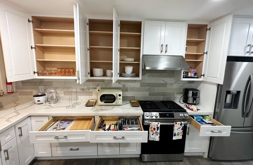Santa Ana House | SoCal Disney Vacation home, 10 mins to Disney , SNA, Beaches. 3BR 2 BATH