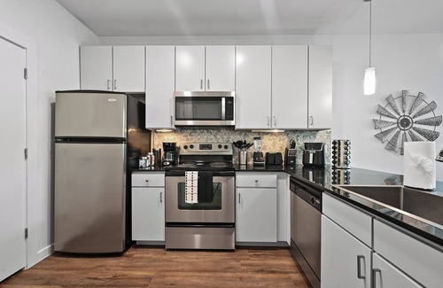 Bouldin Apartment | SoCo Gem - Pool, Gym, Rooftop, Parking, Walk to DT