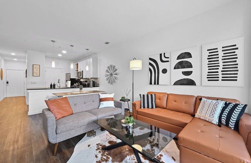 Bouldin Apartment | SoCo Gem - Pool, Gym, Rooftop, Parking, Walk to DT