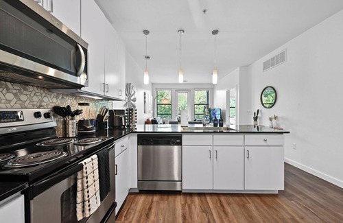 Bouldin Apartment | SoCo Gem - Pool, Gym, Rooftop, Parking, Walk to DT