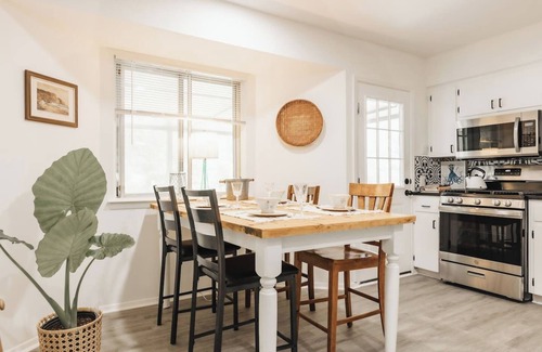 East Congress House | SoCo Getaway 🌟 3BR/4 Beds 🏊‍♀️ Cowboy Pool ❤️ 5 min to Downtown/SoCo
