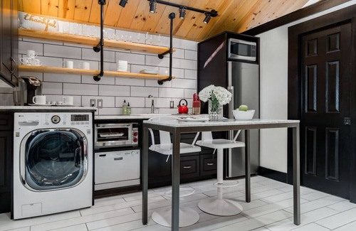 Oak Lawn Apartment | Socozyluxe Studio in Uptown/Oak Lawn