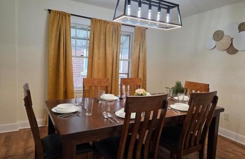 Niagara Falls House | Soft Sheets & Sweet Dreams - 3 Bedroom Home with Driveway
