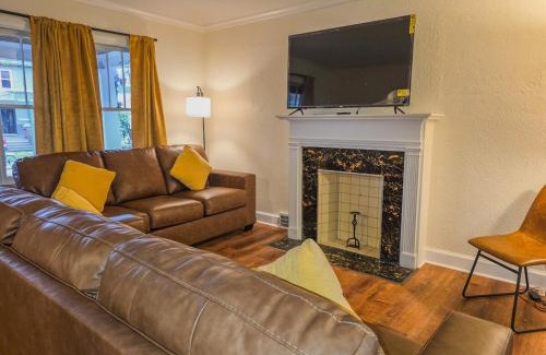 Niagara Falls House | Soft Sheets & Sweet Dreams - 3 Bedroom Home with Driveway