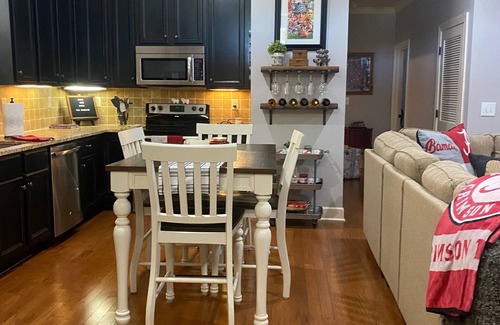 Tuscaloosa Condo | Soho condo on The Strip, 2 1/2 blocks from Bryant-Denny Stadium