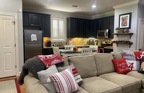 Tuscaloosa Condo | Soho condo on The Strip, 2 1/2 blocks from Bryant-Denny Stadium