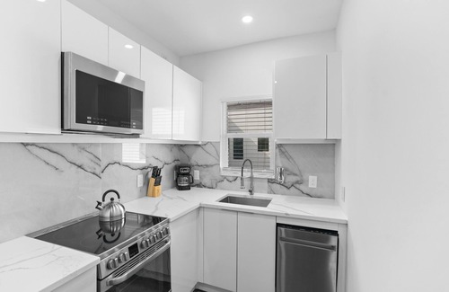 New Suburb Beautiful Apartment | SoHo/Hyde Park Luxury 1 BR Apt