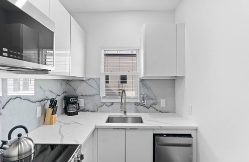 New Suburb Beautiful Apartment | SoHo/Hyde Park Luxury 1 BR Apt