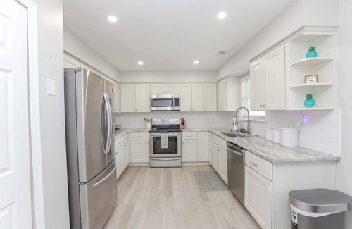 Norfolk Apartment | Sojourn Family Home Sleeps 6