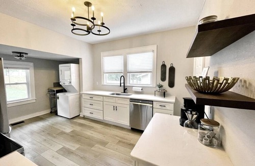 Knoxville House | Sokno Bungalow ~ 2 min to Sokno Taco + Back Patio!