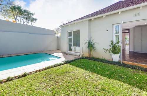 Greater Johannesburg Metropolitan Area Apartment | Solar Powered Home in the Serene Suburbs of Parkhurst