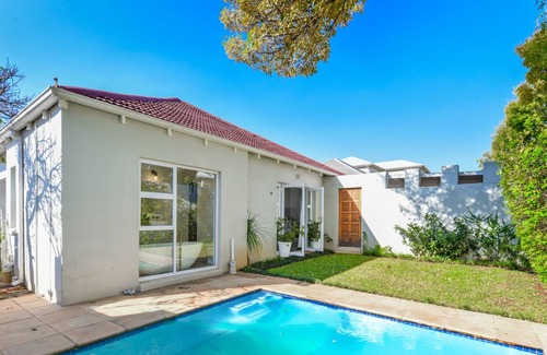 Greater Johannesburg Metropolitan Area Apartment | Solar Powered Home in the Serene Suburbs of Parkhurst