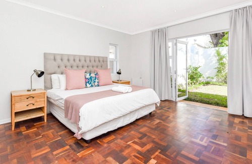 Greater Johannesburg Metropolitan Area Apartment | Solar Powered Home in the Serene Suburbs of Parkhurst