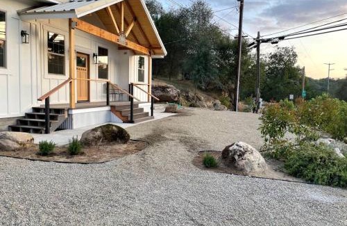 Three Rivers Villa | Soleil Luna 2 miles from Sequoia Park Entrance