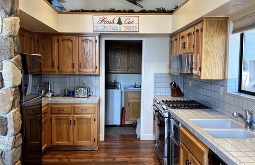 Shaver Lake Cabin | Solitude in the Cedars, Spacious Mountain Home