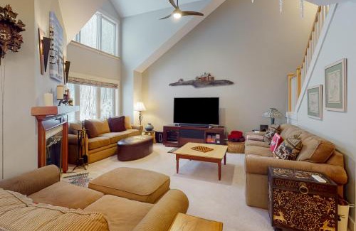 Ludlow Apartment | Solitude Village J202