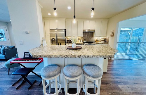 San Marcos House | Soluna Retreat: Serene 6-Acre Escape, Mountain Views, Minutes to Dining & Shops
