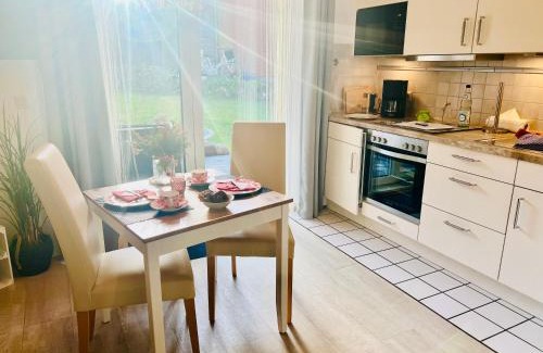 Schoenhagen Apartment | SOLund - Sonne im Herzen - ruhige und sonnige Ferienwohnung mit Terrasse und Garten nahe Strand und Ostsee