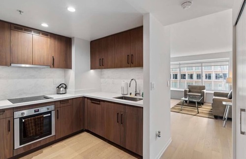 Downtown San Francisco Apartment | SoMa 1 BR | Desk + Wi-Fi | Outdoor Lap Pool