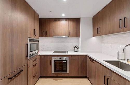 Downtown San Francisco Apartment | SoMa 1 BR | Desk + Wi-Fi | Outdoor Lap Pool