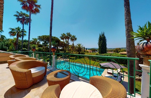 Cote d'Azur- French Riviera Villa | Somptueuse Propriété a Deux pas de la Plage de Tahiti