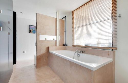 Quartier de la Folie-Mericourt Apartment | Somptuous Apartement Terrace-2BR-6PCenter of Paris