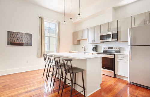 Faubourg Delachaise Apartment | Sonder at Delachaise Row | One-Bedroom Apartment w/ Balcony