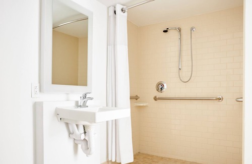 Logan Square Apartment | Sonder at The Terrace | Accessible One-Bedroom Apartment w/ Roll-In Shower