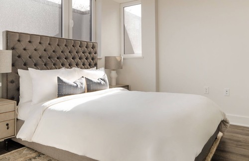 Navy Yard Apartment | Sonder Europa | Lower-Level One-Bedroom Apartment