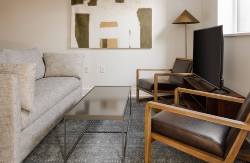 Navy Yard Apartment | Sonder Europa | Lower-Level One-Bedroom Apartment